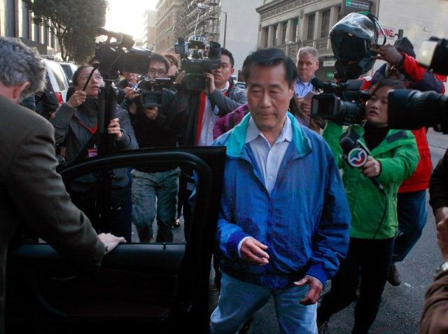 《美國騙局》來到了唐人街：一位華裔政壇明星的隕落
