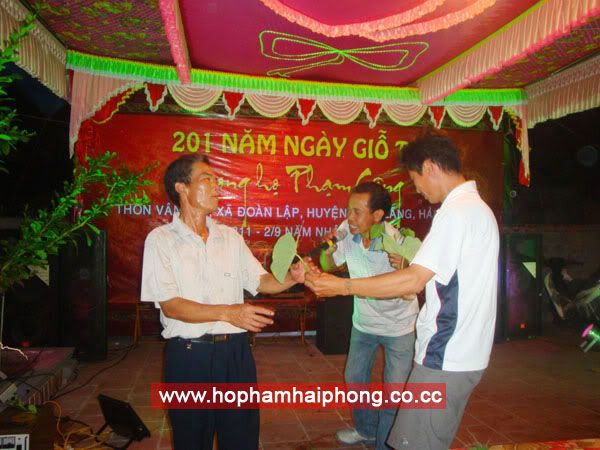 http://i1048.photobucket.com/albums/s368/hophamhaiphong/15-10-2012%20Gio%20to%20201%20nam%20ho%20Pham%20Cong/DSC09626.jpg